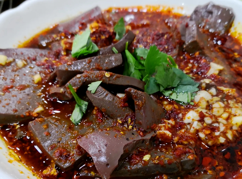 麻辣鲜香,口感滑嫩一时之间滑嫩爽口纠缠在舌尖羊血入口的瞬间撒上