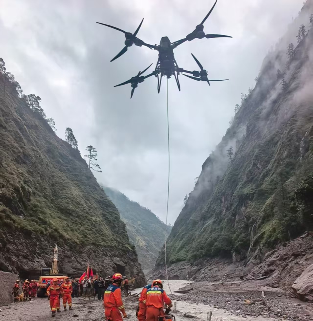 大载重无人机在峡谷救援现场开展投送