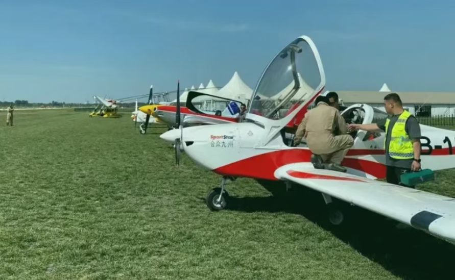 航空户外运动场景 通用飞机