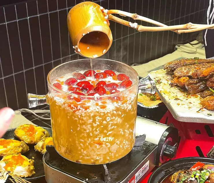 以国内的喝法为例,将啤酒煮沸后,通常会在其中放入枸杞,红枣,醪糟,水