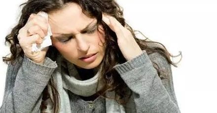 鼻炎不仅仅是打喷嚏、流鼻涕，偏头痛是过敏性鼻炎的症状之一