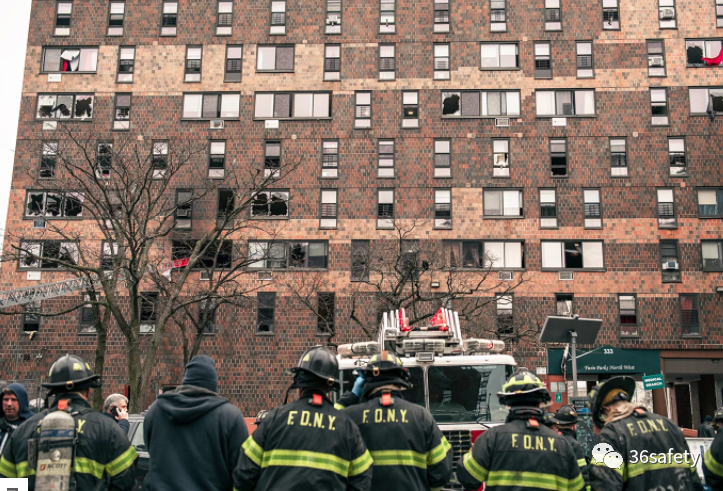 「楼房火灾」消防快车，美怡公寓楼火灾造成19人死亡