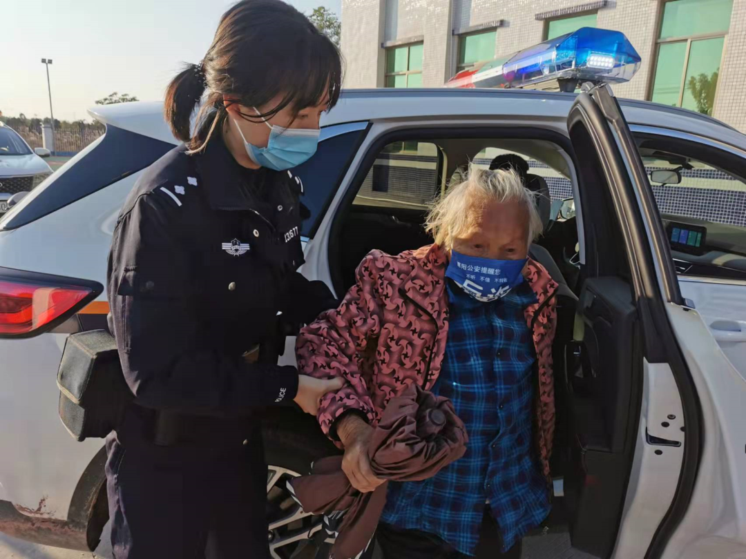 警察蜀黍春节不打烊热心帮助群众忙