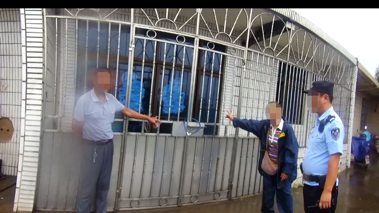 江阴一女子抱煤气罐轻生 消防连破五扇门