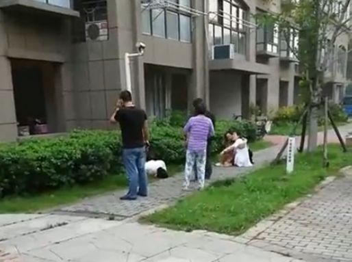 江阴21岁小伙从10楼的家中跳下 当场身亡