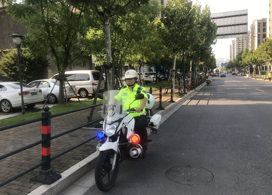 被路过的网友拍下的他“火”了 大家纷纷为小哥点赞