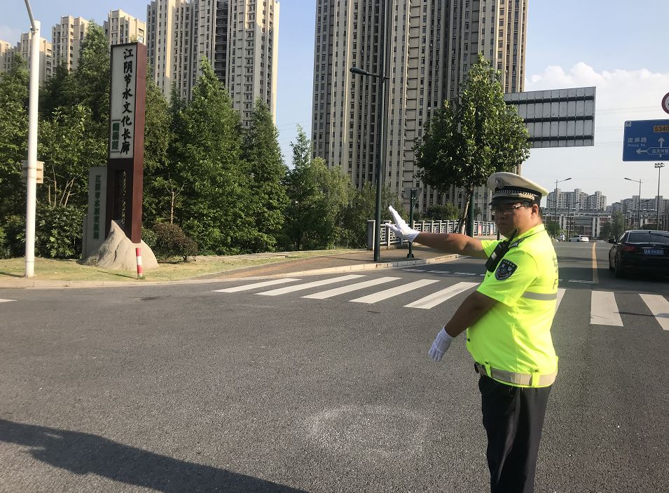 被路过的网友拍下的他“火”了 大家纷纷为小哥点赞