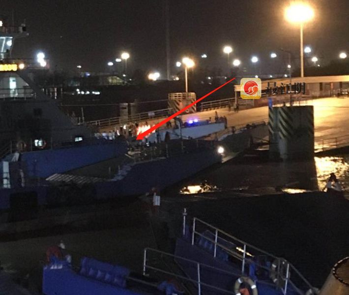 凌晨突发江阴汽渡卡车坠江 目击者称“太诡异”