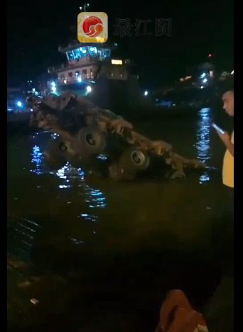 凌晨突发江阴汽渡卡车坠江 目击者称“太诡异”