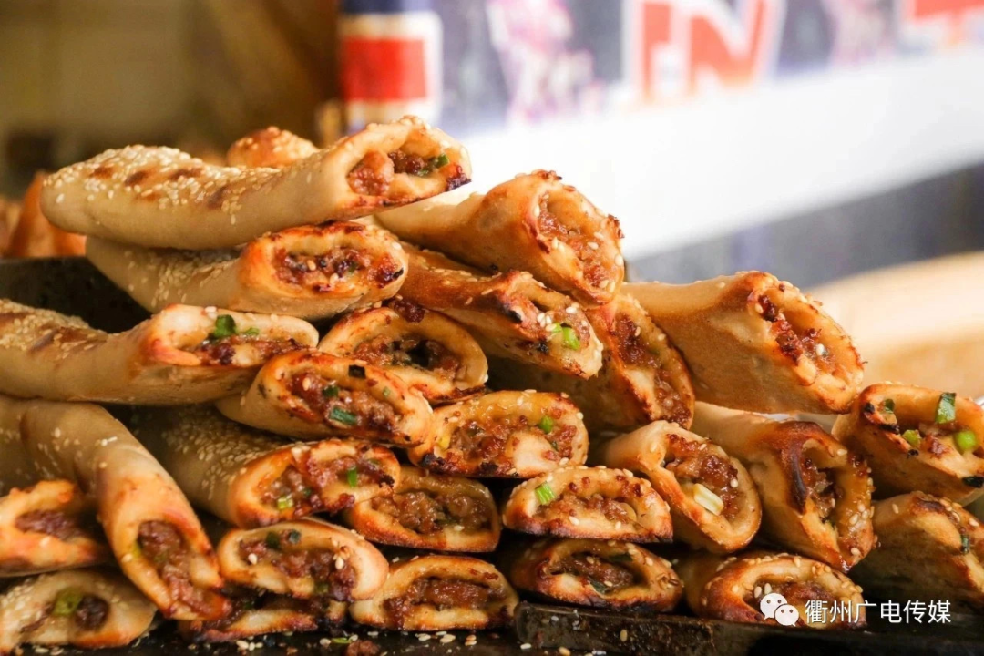 「搁袋饼」长条形状,有微辣,不辣两种选择.