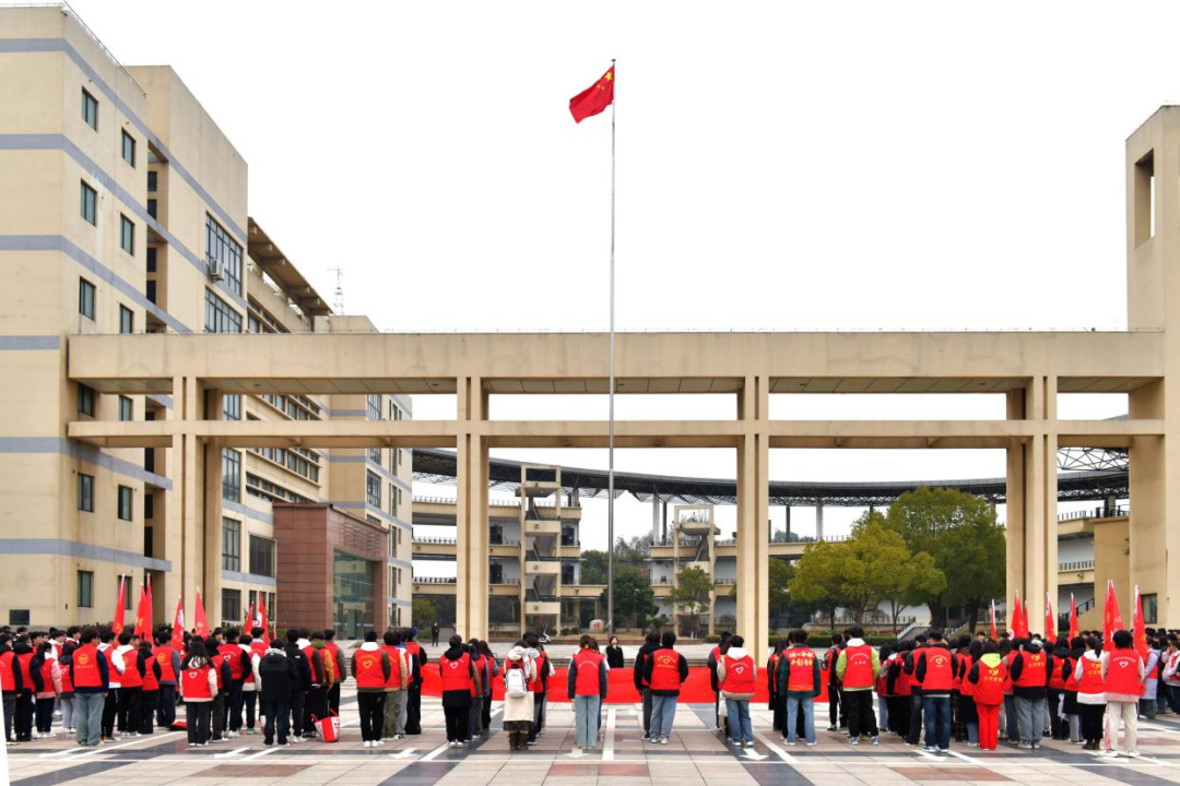 安徽工业大学举行传承雷锋精神闪耀志愿青春主题升旗仪式暨学雷锋志愿