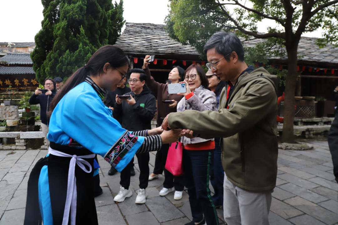 第16届海峡两岸暨港澳地区艺术论坛嘉宾走进安顺(图3)