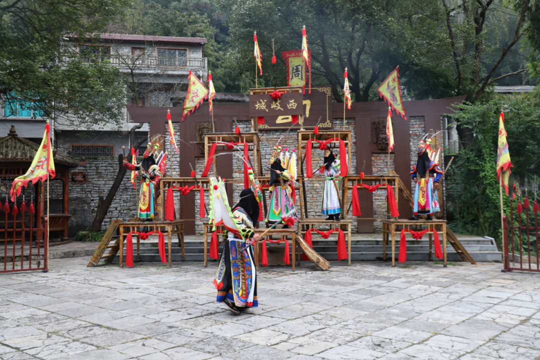第16届海峡两岸暨港澳地区艺术论坛嘉宾走进安顺(图2)