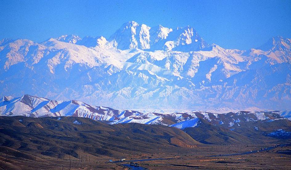 1998年8月4日,中国人第一次踏上了天山山脉东段最高峰博格达峰.