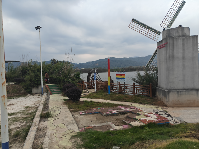 石窟河畔步道和公园相关设施失管失修。