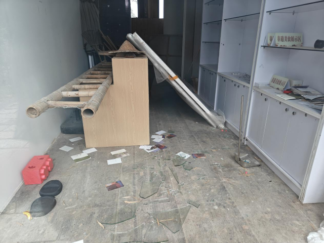 乡建馆内满地玻璃碎片。
