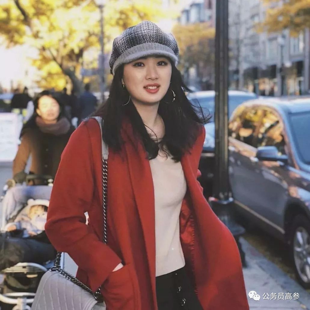 在华为初期时候,他选择和秘书姚凌结婚,并育有一女,嗯,就是这位年轻