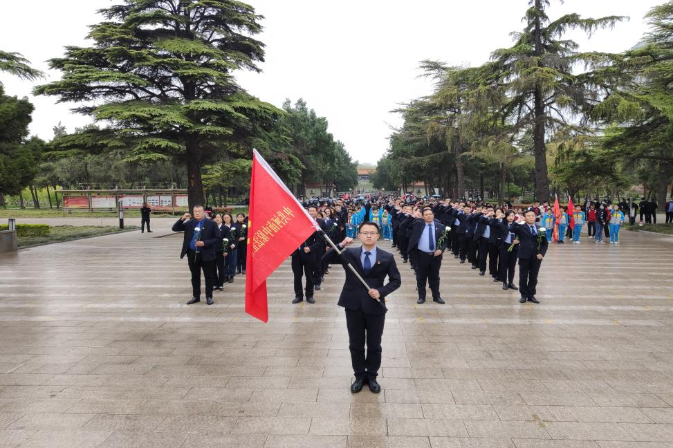 缅怀先烈丨河南中原法汇律师事务所及河南乾川律师事务所开展清明节祭奠先烈活动