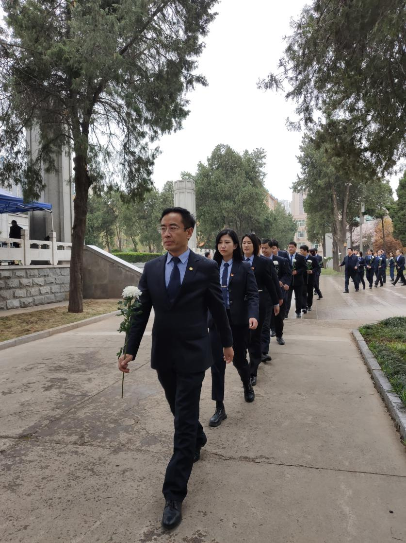 缅怀先烈丨河南中原法汇律师事务所及河南乾川律师事务所开展清明节祭奠先烈活动