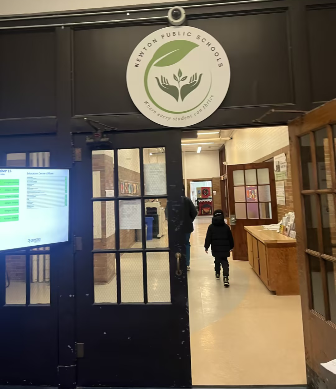 全程陪跑！世贸通助力美国新移民家庭考察入学
