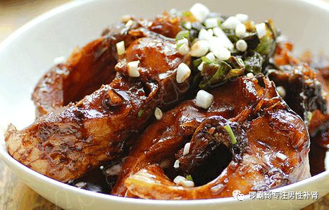 红烧青鱼块食材：青鱼段500克，葱姜蒜末、料酒、番茄沙司、盐、油、生抽