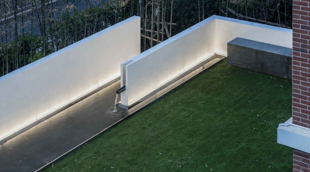 之所以把景观端景做成l型错落,是因为户外庭院属于公共物业产权,业主