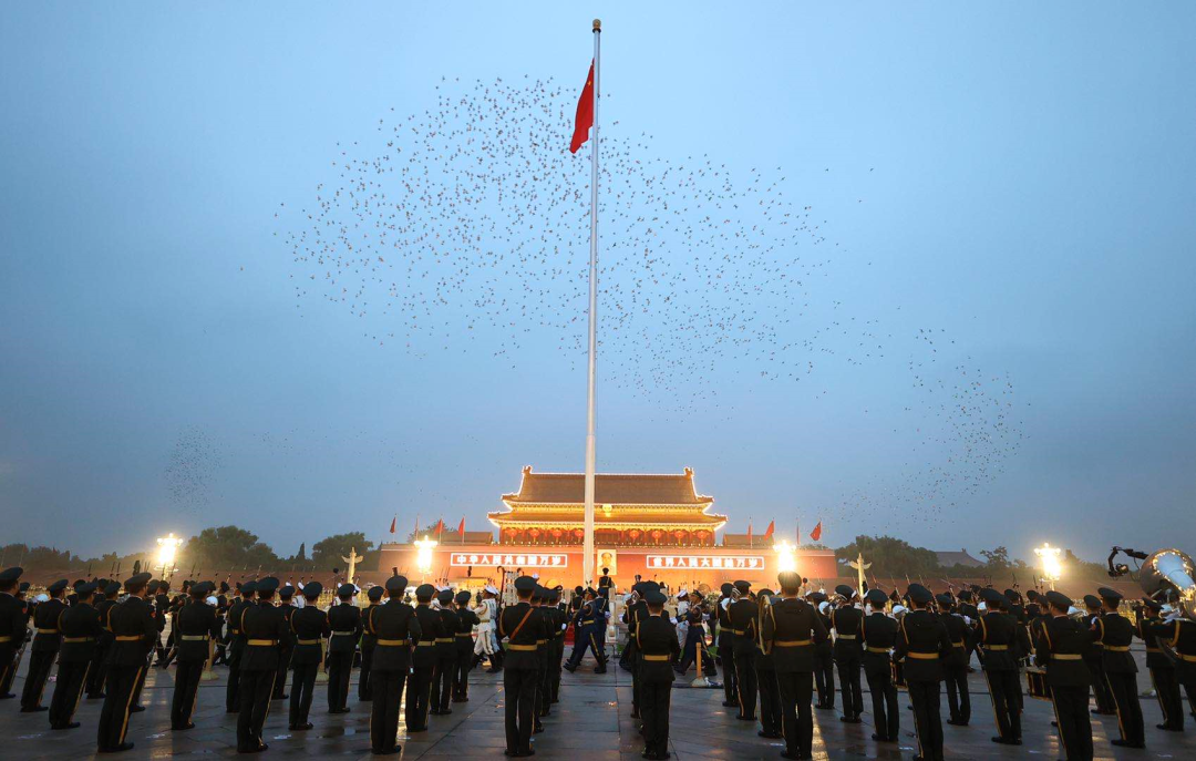 中国万岁!"五星红旗,你是我的骄傲!祝伟大祖国繁荣昌盛!
