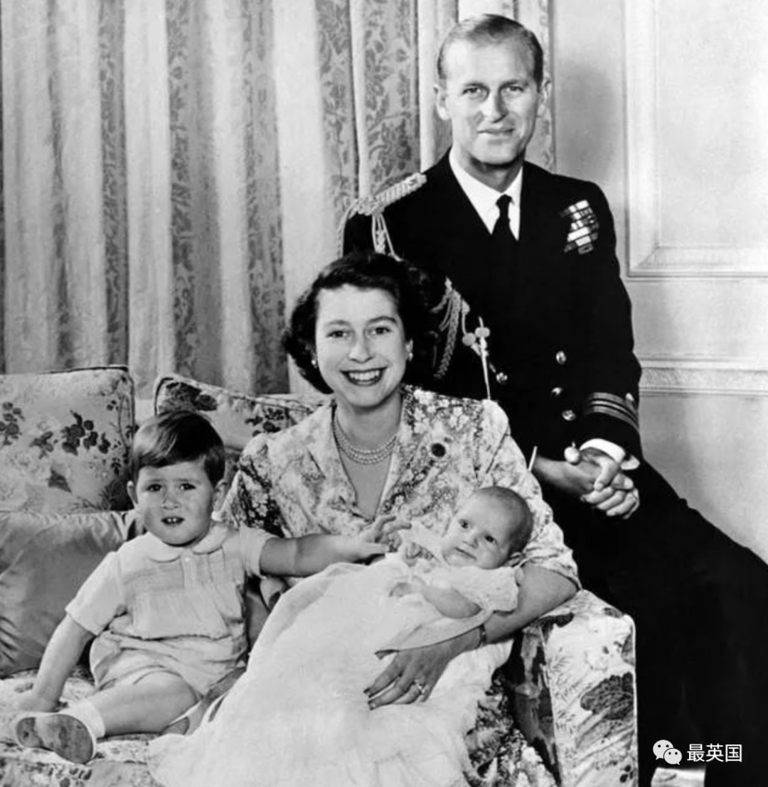 “妹控”查尔斯：4岁托着妹妹爬窗户，70多岁还帮她整理帽子（组图） - 14