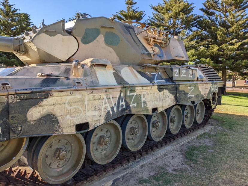 珀斯纪念馆发生破坏行为，一辆坦克遭亲俄份子涂鸦，当局抨击：这是对军人极不尊重（组图） - 2