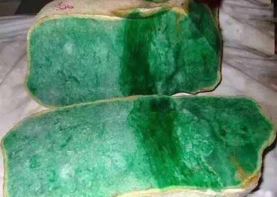 龙到处有水！这就是翡翠原石中最好的地方！