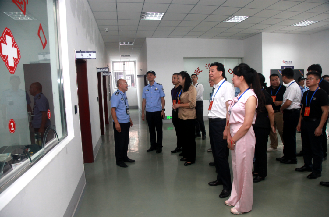 活动开始前,大家先实地参观了锦江监狱职业技能实训基地,劳动改造现场