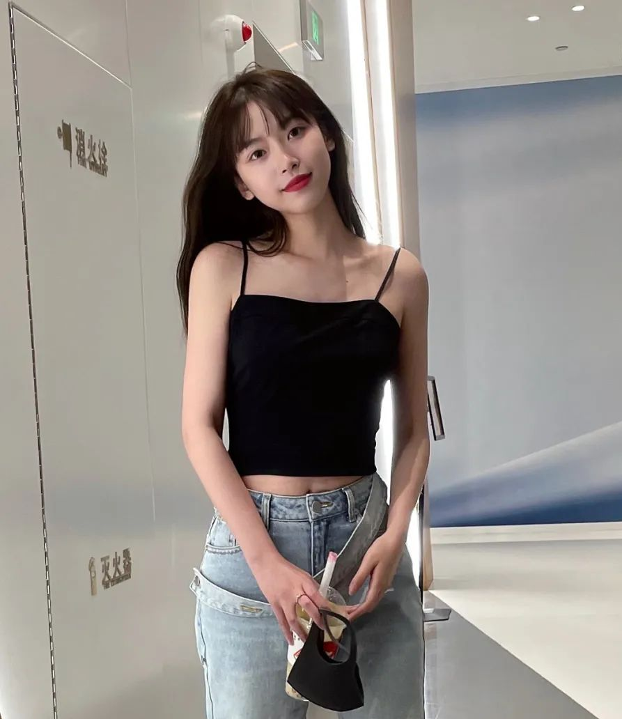 绿茶女 "曝沐浴照" 玩擦边广告!"谎称退网疯狂恰饭" 惹怒网友!纯欲只