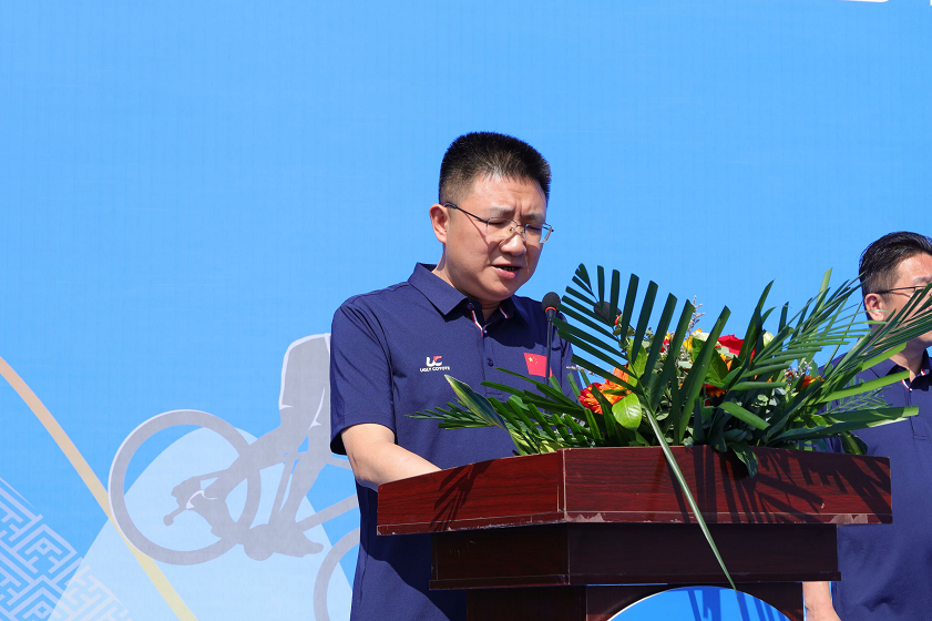 讲话,并代表县委,县政府向出席本次赛事的各级领导和参赛人员的到来