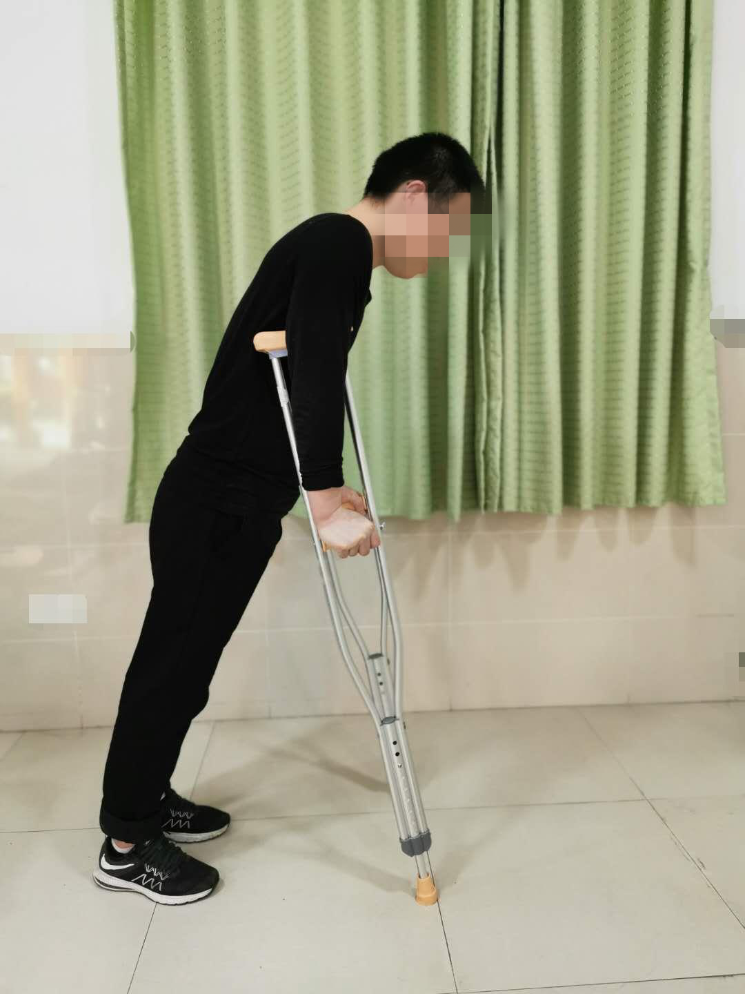 怎么用助行器“现身说法”：医生手把手教您助行器之腋杖的正确使用方法_https://www.jmylbn.com_新闻资讯_第8张