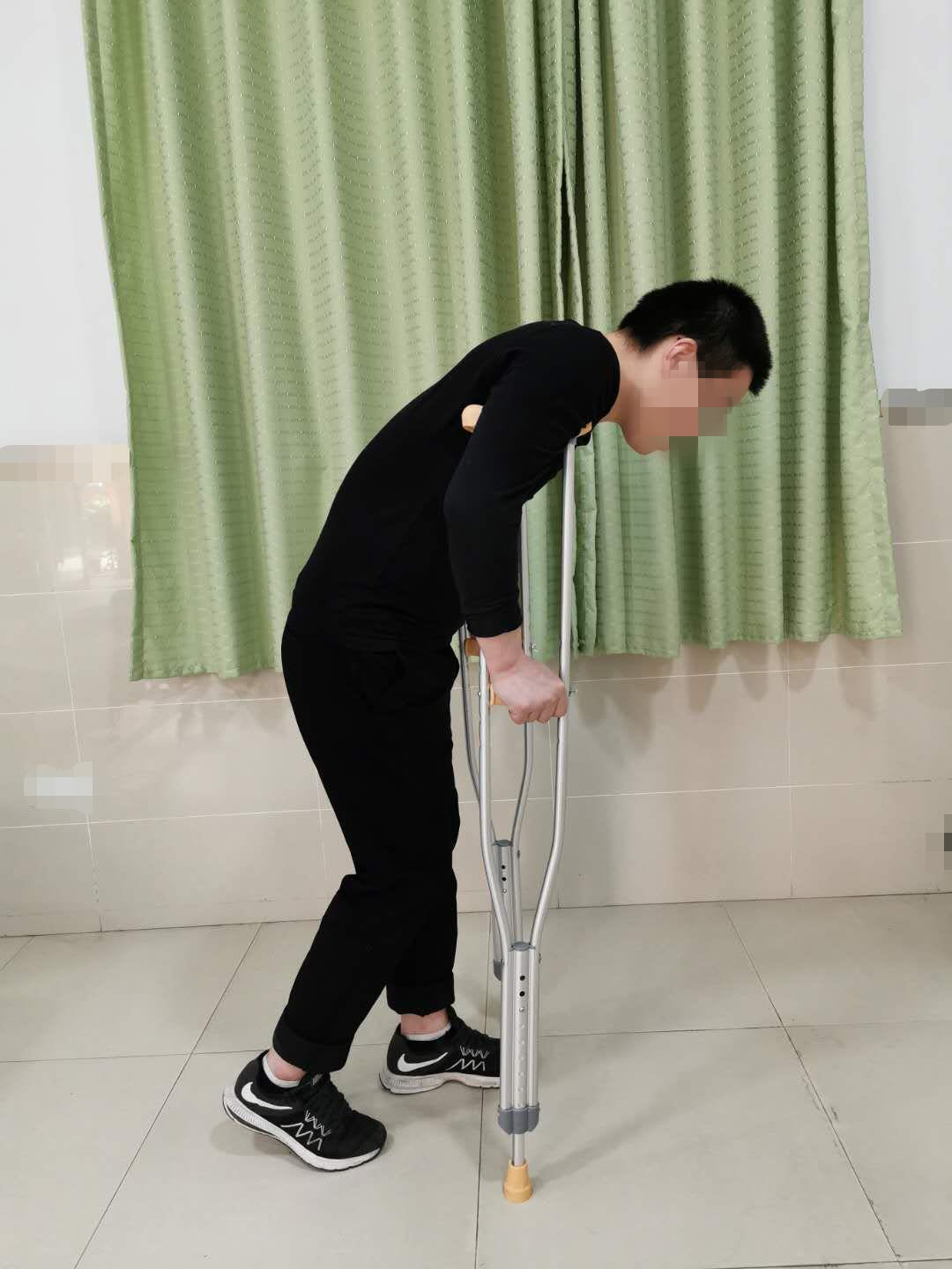 怎么用助行器“现身说法”：医生手把手教您助行器之腋杖的正确使用方法_https://www.jmylbn.com_新闻资讯_第16张