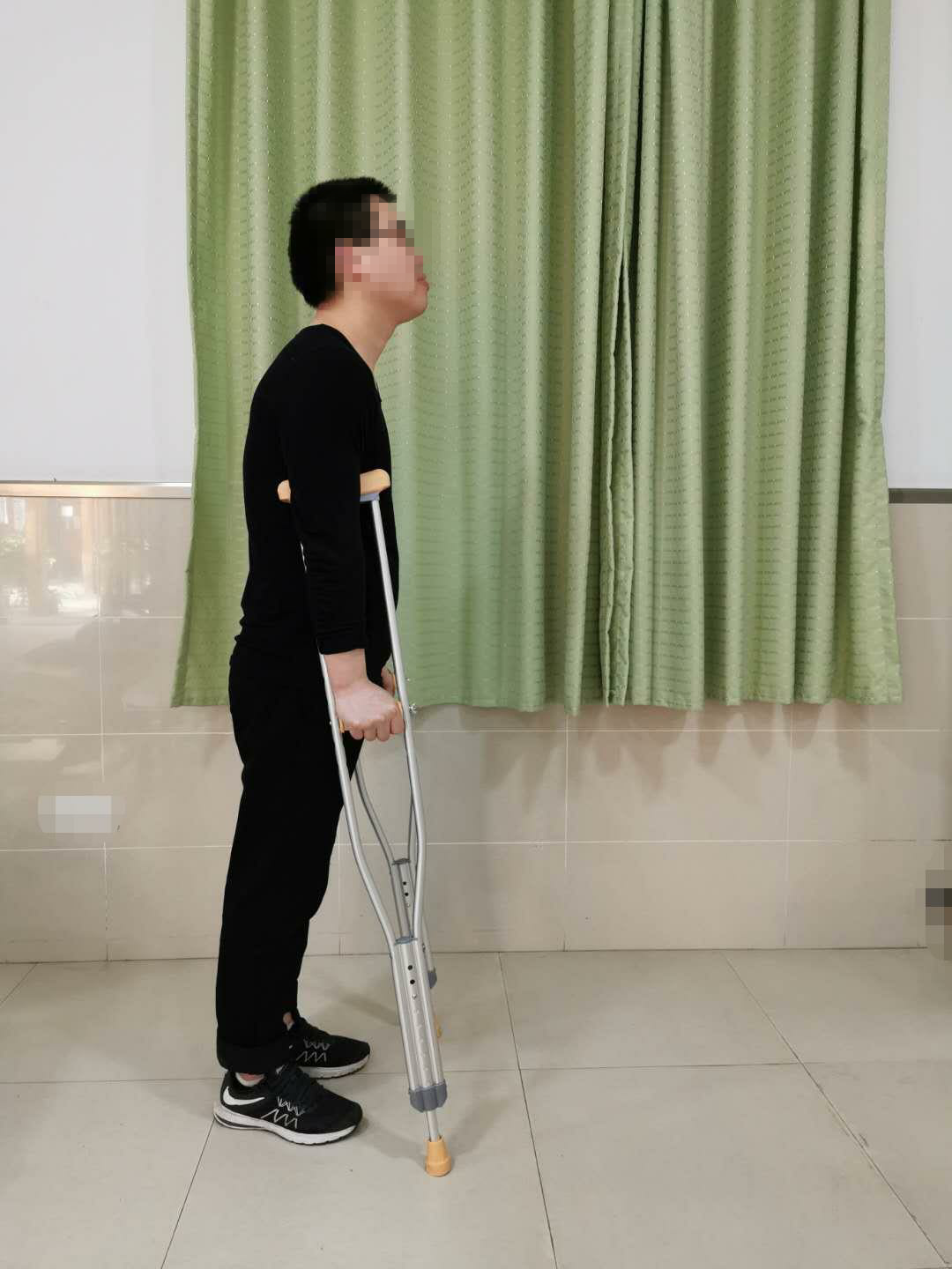 怎么用助行器“现身说法”：医生手把手教您助行器之腋杖的正确使用方法_https://www.jmylbn.com_新闻资讯_第2张