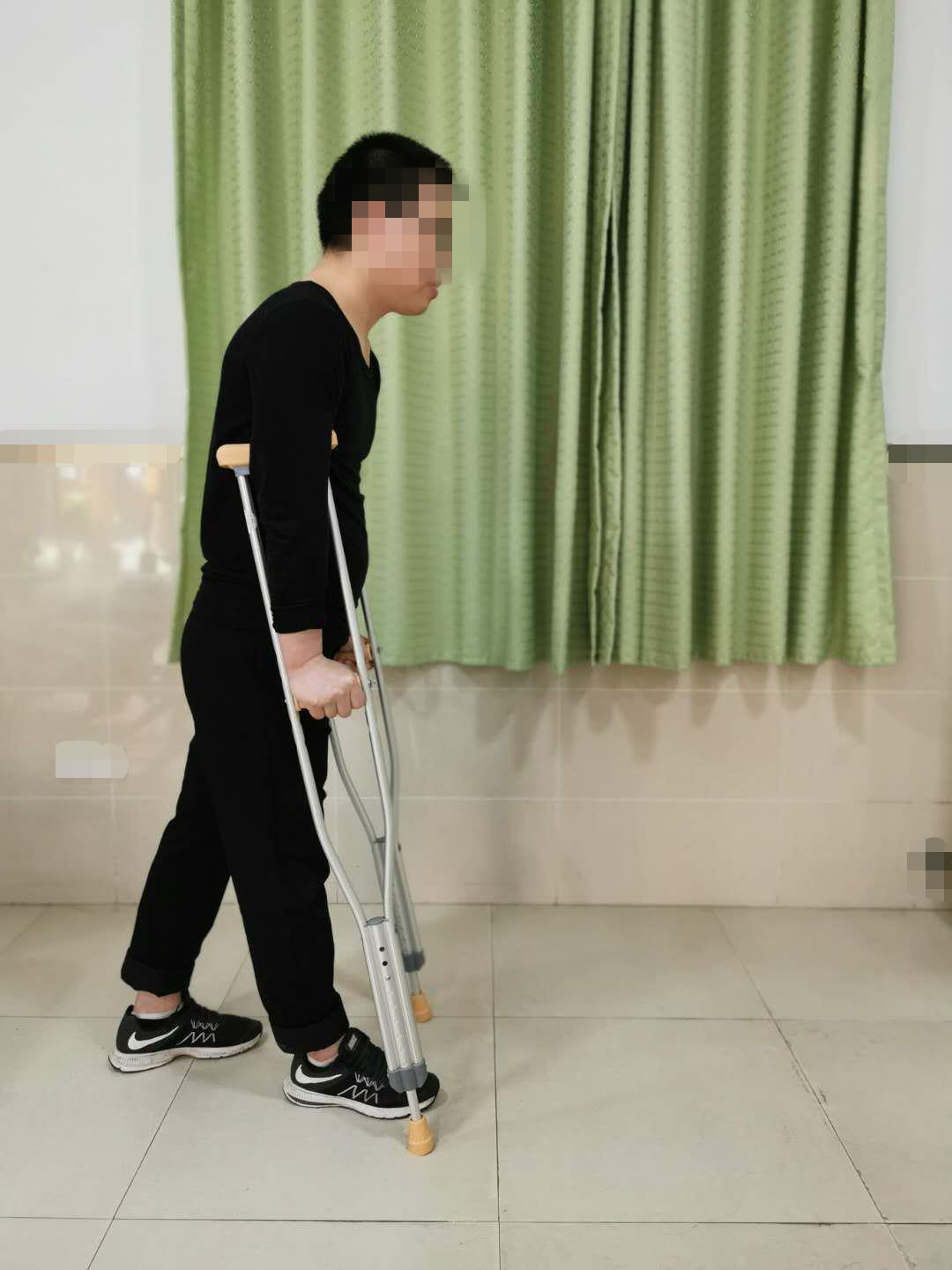 怎么用助行器“现身说法”：医生手把手教您助行器之腋杖的正确使用方法_https://www.jmylbn.com_新闻资讯_第13张