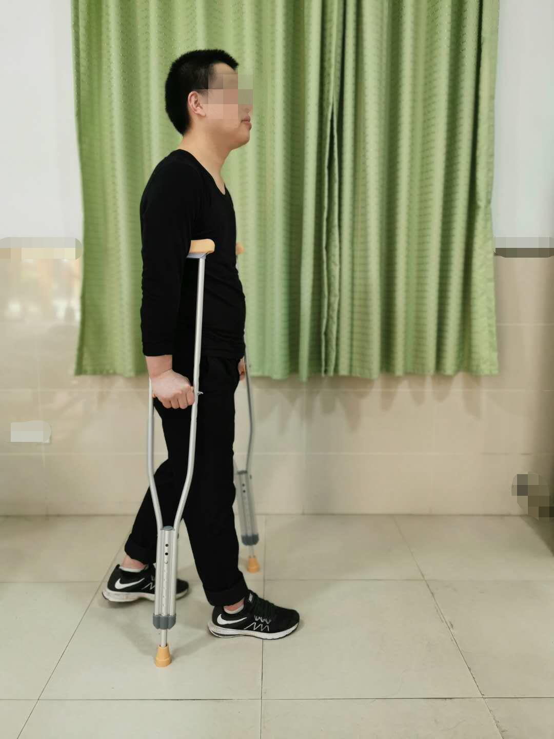 怎么用助行器“现身说法”：医生手把手教您助行器之腋杖的正确使用方法_https://www.jmylbn.com_新闻资讯_第11张