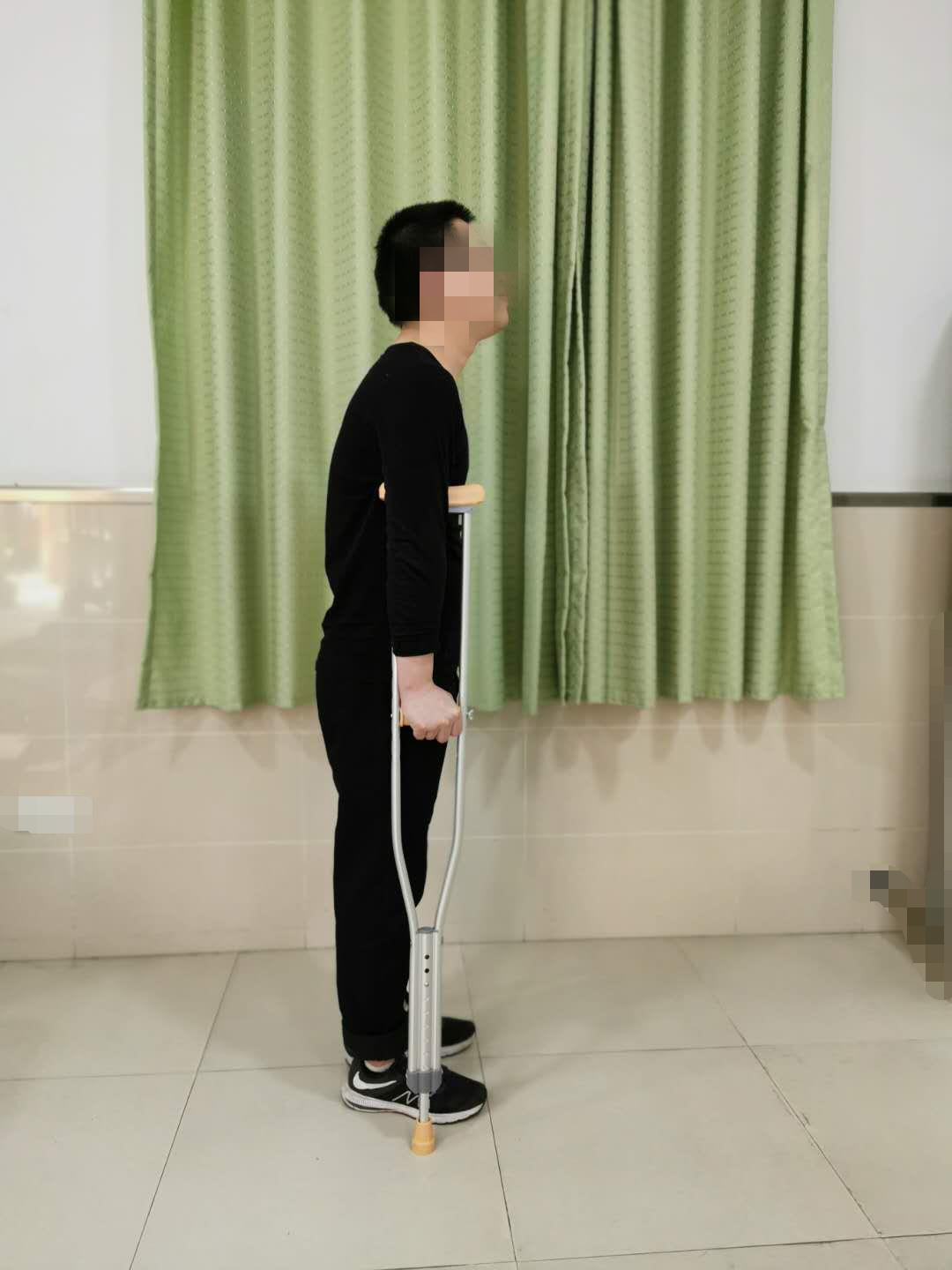 怎么用助行器“现身说法”：医生手把手教您助行器之腋杖的正确使用方法_https://www.jmylbn.com_新闻资讯_第4张