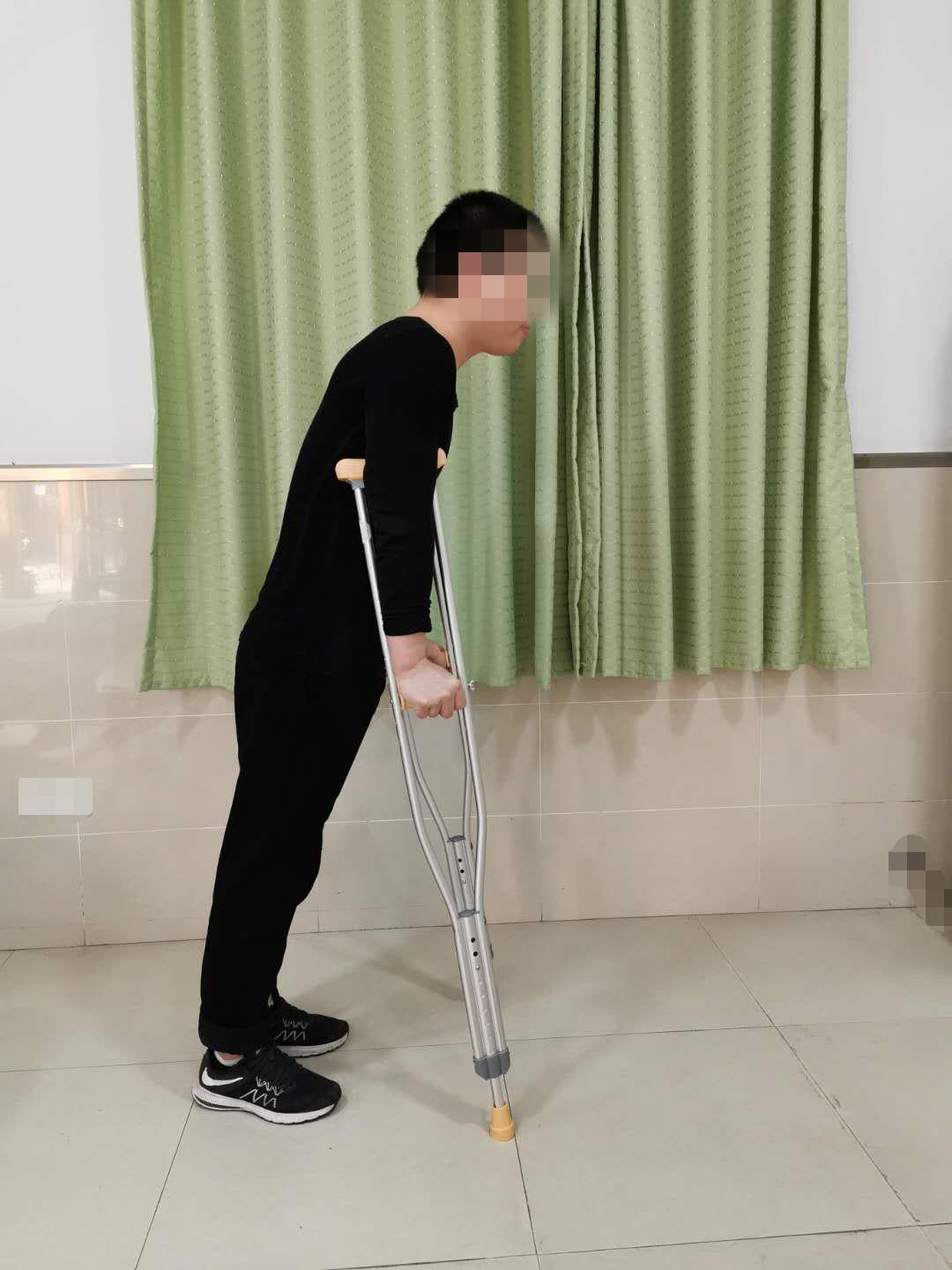 怎么用助行器“现身说法”：医生手把手教您助行器之腋杖的正确使用方法_https://www.jmylbn.com_新闻资讯_第3张