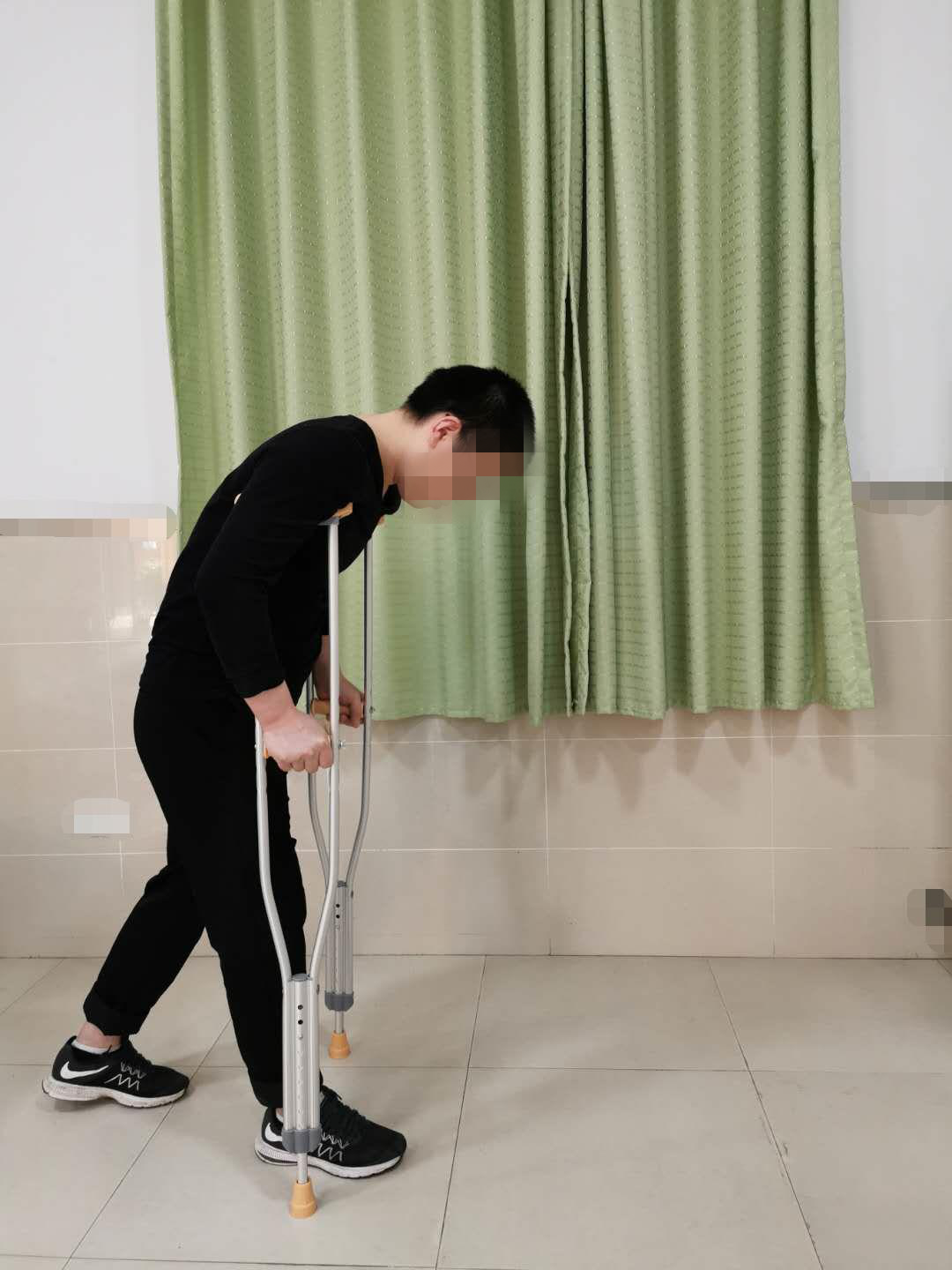 怎么用助行器“现身说法”：医生手把手教您助行器之腋杖的正确使用方法_https://www.jmylbn.com_新闻资讯_第9张