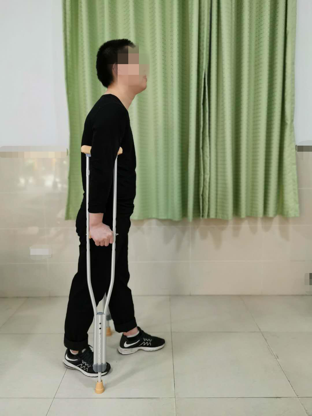 怎么用助行器“现身说法”：医生手把手教您助行器之腋杖的正确使用方法_https://www.jmylbn.com_新闻资讯_第14张