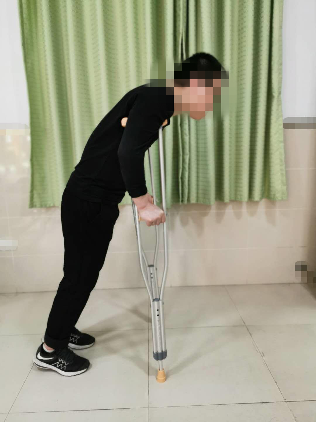 怎么用助行器“现身说法”：医生手把手教您助行器之腋杖的正确使用方法_https://www.jmylbn.com_新闻资讯_第15张