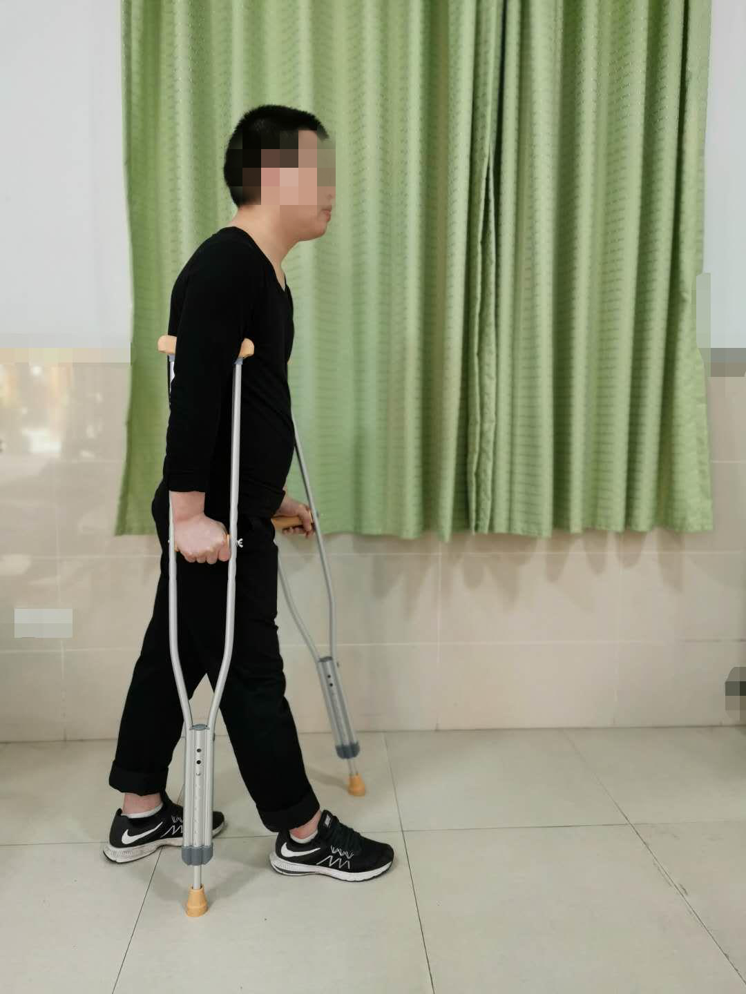 怎么用助行器“现身说法”：医生手把手教您助行器之腋杖的正确使用方法_https://www.jmylbn.com_新闻资讯_第5张