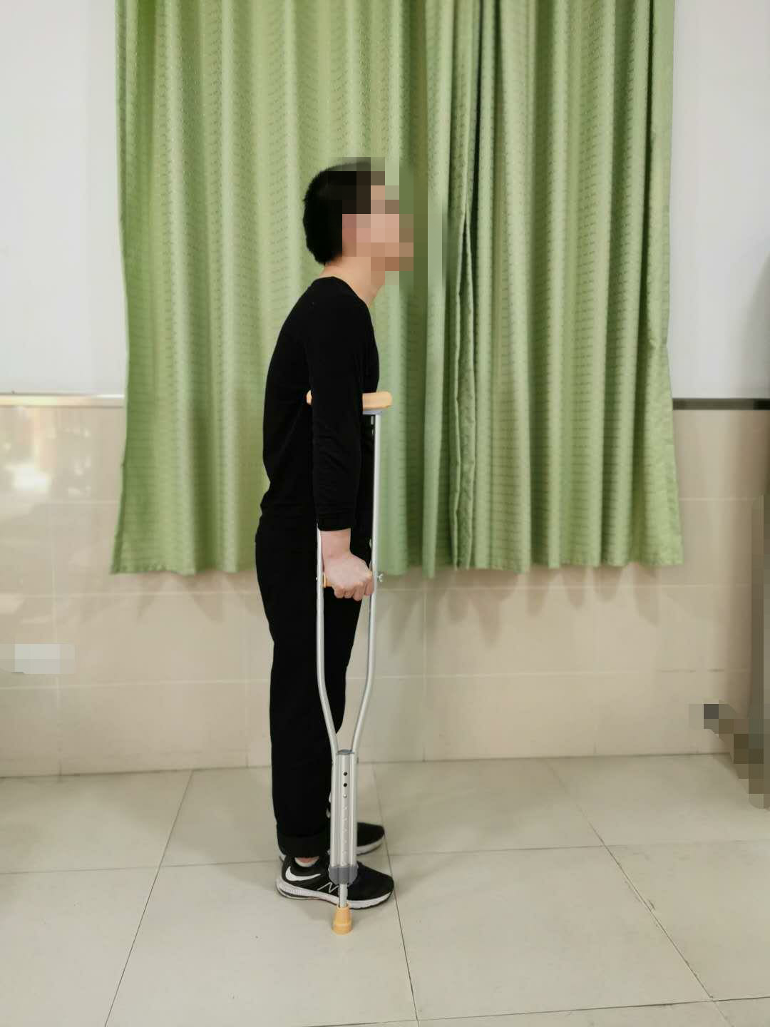 怎么用助行器“现身说法”：医生手把手教您助行器之腋杖的正确使用方法_https://www.jmylbn.com_新闻资讯_第10张