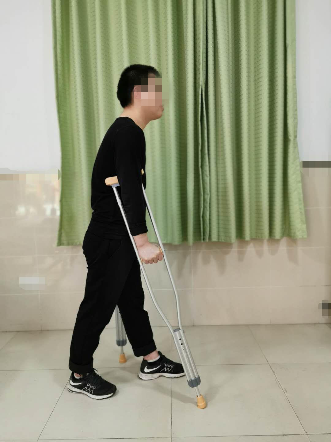 怎么用助行器“现身说法”：医生手把手教您助行器之腋杖的正确使用方法_https://www.jmylbn.com_新闻资讯_第12张