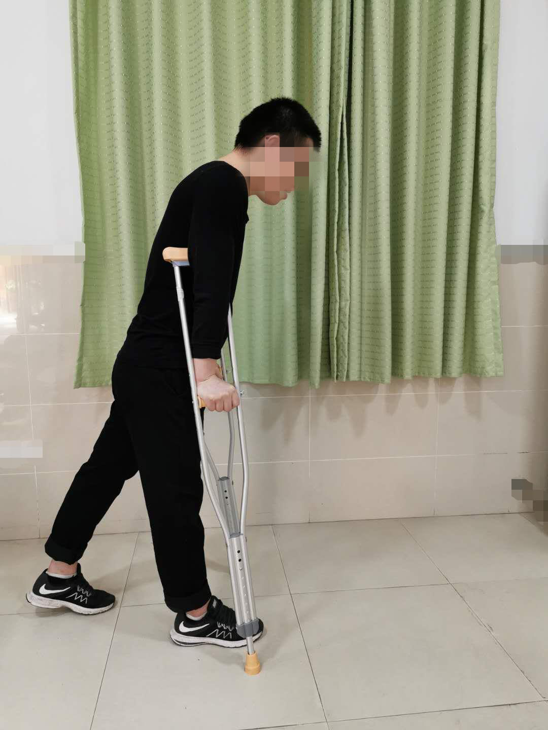 怎么用助行器“现身说法”：医生手把手教您助行器之腋杖的正确使用方法_https://www.jmylbn.com_新闻资讯_第6张