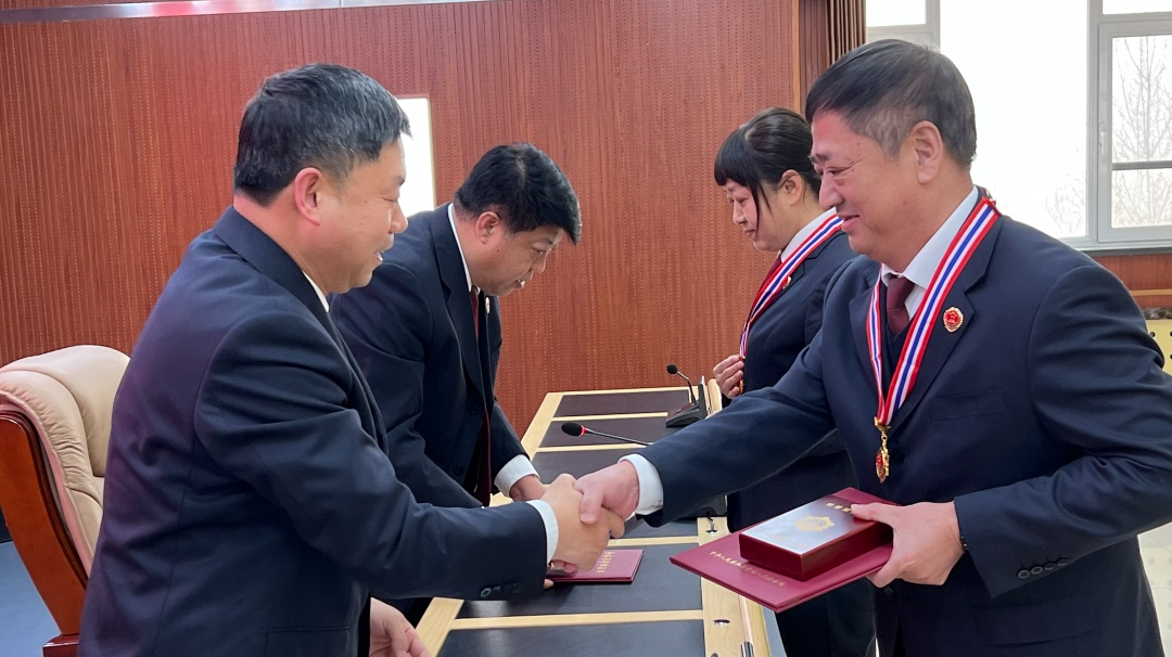 东丰县人民检察院举行"从检30年"检察荣誉章颁发仪式_吉林省东丰县