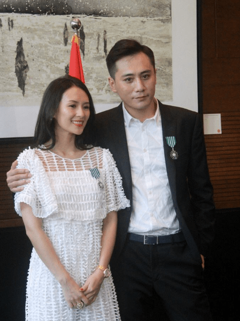 章子怡老得不真实,生图脸出油还凹凸不平,穿白裙想嫩也嫩不了!-微信头条网 章子怡老得不真实,生图脸出油还凹凸不平,穿白裙想嫩也嫩不了!
