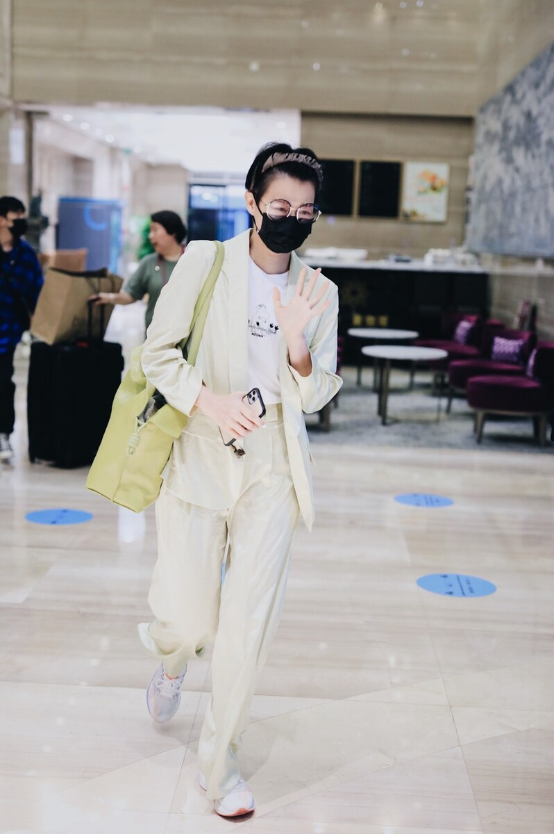 胡杏儿带三子游泳,素颜老态真实大腿粗壮,但画面太温馨幸福了!-微信头条网 胡杏儿带三子游泳,素颜老态真实大腿粗壮,但画面太温馨幸福了!